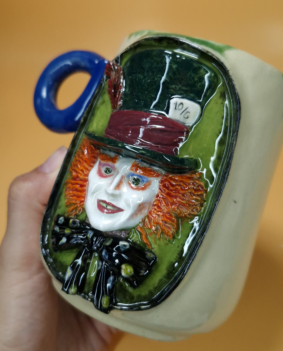 Taza con relieve. ALICIA.