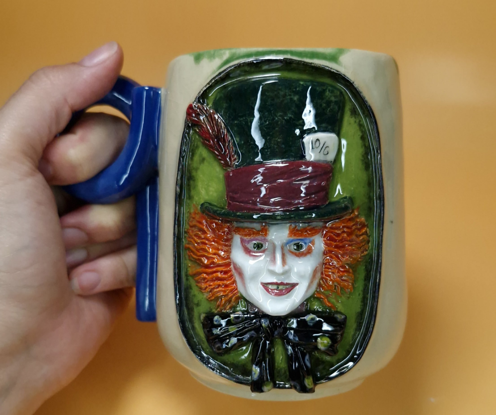 Taza con relieve. ALICIA.