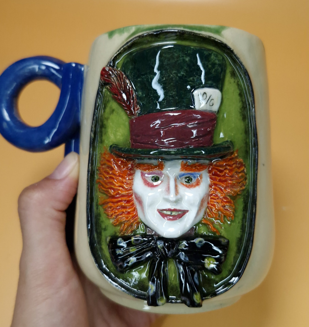 Taza con relieve. ALICIA.
