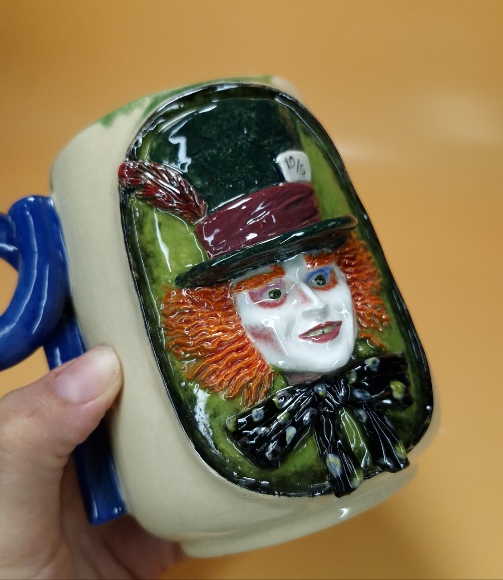 Taza con relieve. ALICIA.